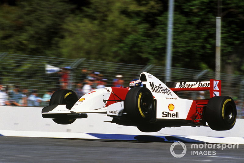 Mika Hakkinen vuela con su Mclaren MP4/8 en Malthouse Corner