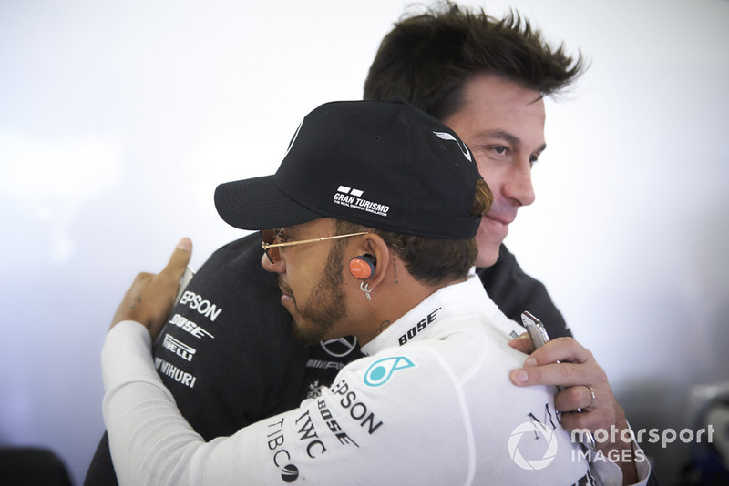Toto Wolff, Director ejecutivo, Mercedes AMG, abraza a Lewis Hamilton, Mercedes AMG F1