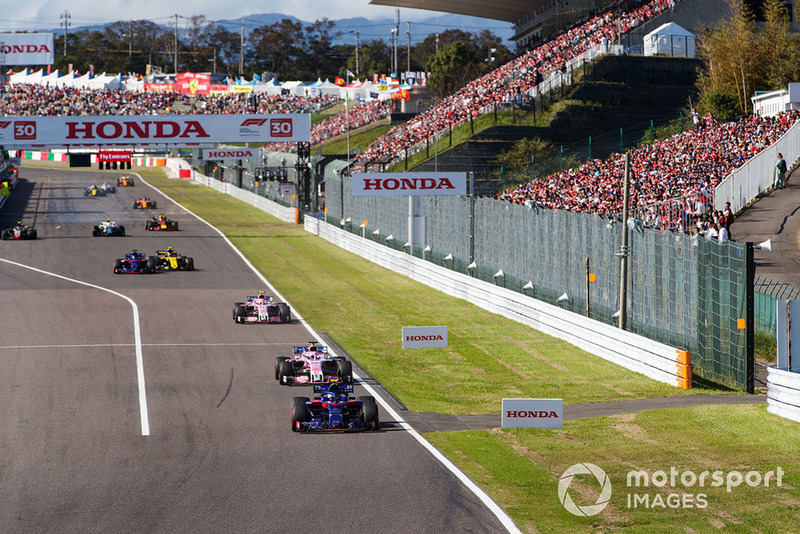 П'єр Гаслі, Scuderia Toro Rosso STR13, попереду Серхіо Переса, Racing Point Force India VJM11, та Естебана Окона, Racing Point Force India VJM11