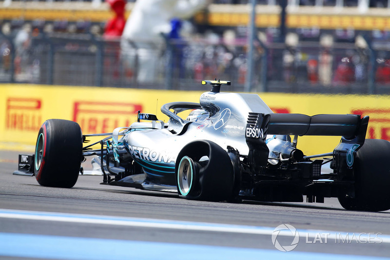 Valtteri Bottas, Mercedes AMG F1 W09, with a puncture