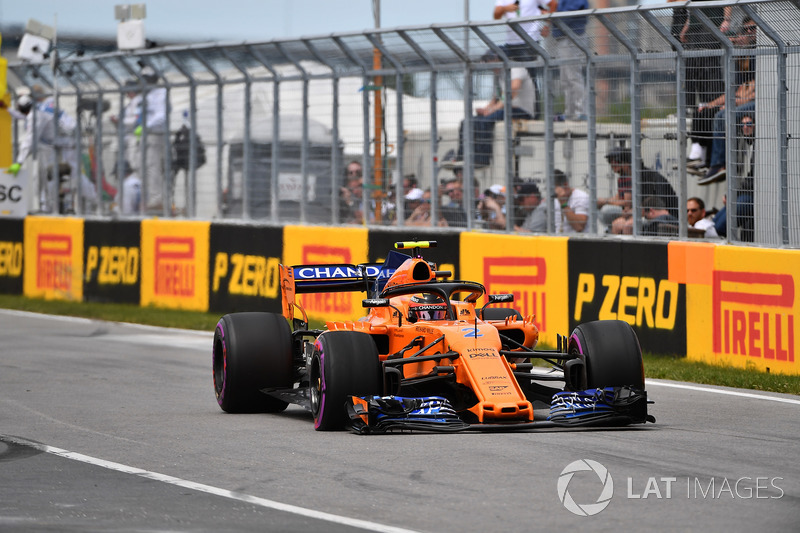 Stoffel Vandoorne, McLaren MCL33 with puncture