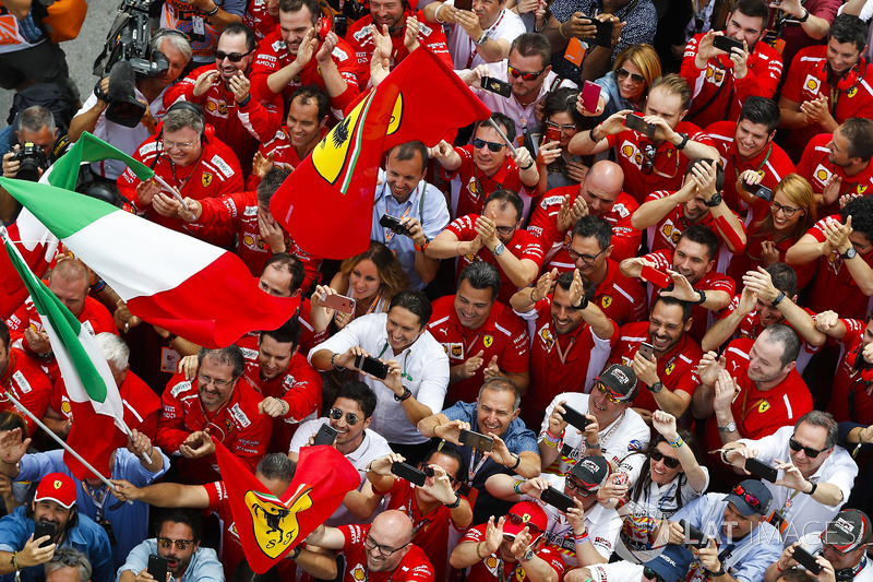 I membri del team Ferrari festeggiano la vittoria di Sebastian Vettel, Ferrari