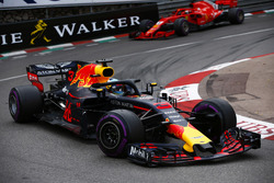 Daniel Ricciardo, Red Bull Racing RB14, leads Sebastian Vettel, Ferrari SF71H