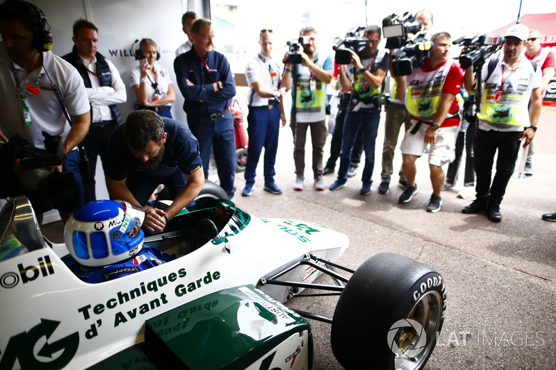 Los ex campeones del mundo, Keke Rosberg y su hijo Nico Rosberg, se preparan para correr el circuito en sus coches con el título ganador.
