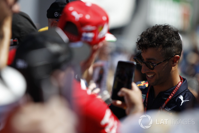 Daniel Ricciardo, Red Bull Racing firma autógrafos para los fanáticos