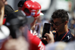 Daniel Ricciardo, Red Bull Racing taraftarlara imza dağıtıyor