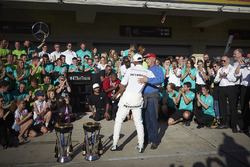 Race winner Lewis Hamilton, Mercedes AMG F1, the Mercedes team celebrate victory in the race and the