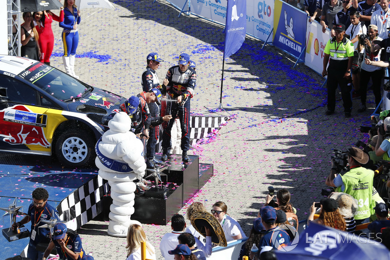 Podyum: Yarış galibi Sébastien Ogier, Julien Ingrassia, M-Sport Ford WRT Ford Fiesta WRC