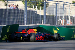 La monoposto incidentata di Max Verstappen, Red Bull Racing RB13 nelle FP2