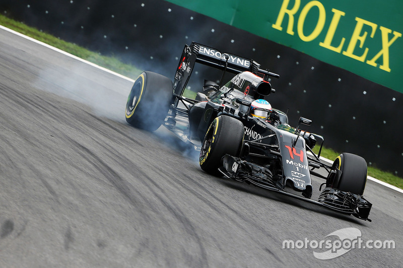 Fernando Alonso, McLaren MP4-31 lastiklerini kitliyor