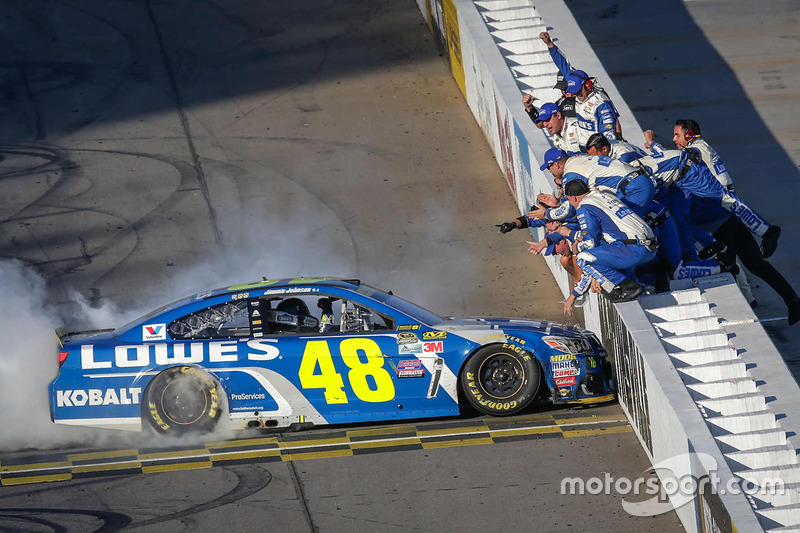 Переможець гонки Джиммі Джонсон, Hendrick Motorsports Chevrolet