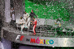 Подіум: друге місце - Ніко Росберг, Mercedes AMG F1, переможець Льюіс Хемлтон, Mercedes AMG F1, трет