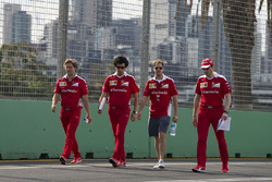 Sebastian Vettel, Ferrari, ispeziona il circuito con il team