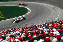 Lewis Hamilton, Mercedes AMG F1 W09, leads Daniel Ricciardo, Red Bull Racing RB14