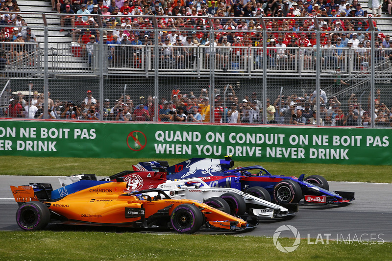 Fernando Alonso, McLaren MCL33, lotta con Marcus Ericsson, Sauber C37 e Pierre Gasly, Toro Rosso STR13