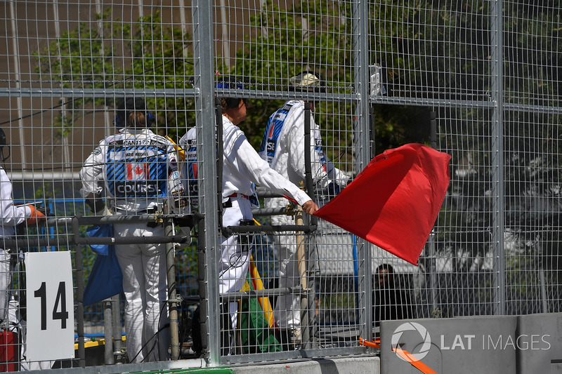 I marshal sventolano la bandiera rossa nelle FP1