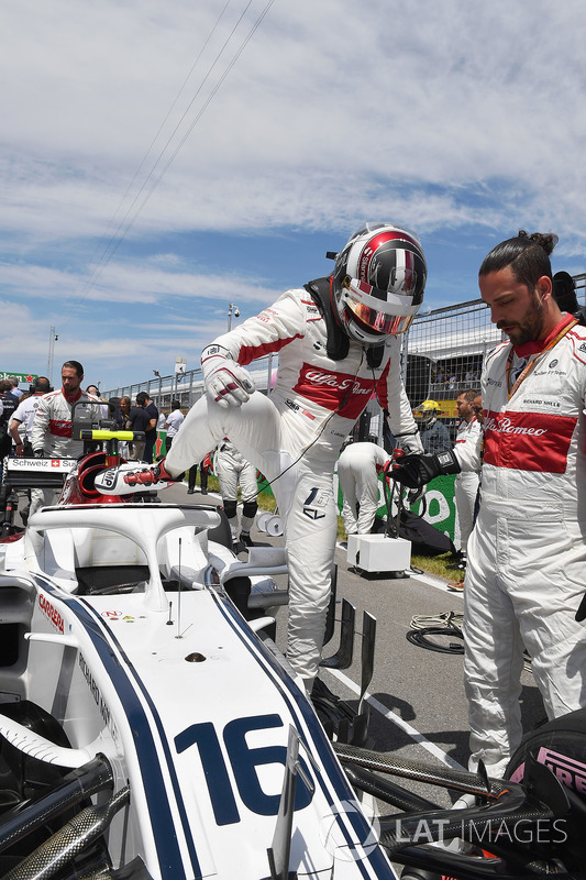 Charles Leclerc, Sauber C37 on the grid