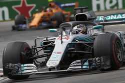 Льюіс Хемілтон, Mercedes AMG F1 W09, попереду Стоффеля Вандорна, McLaren MCL33