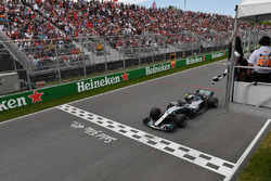 Valtteri Bottas, Mercedes-AMG F1 W09 takes the chequered flag waved by Winnnie Harlow (CDN)