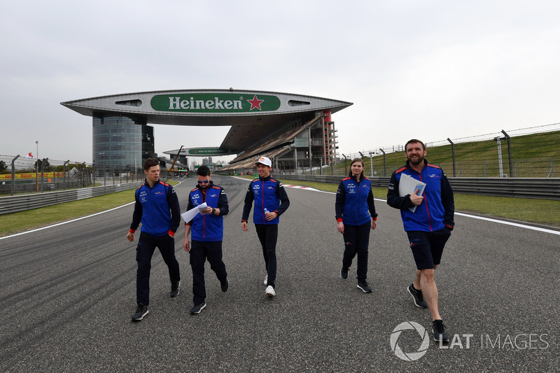 П'єр Гаслі, Scuderia Toro Rosso, йде треком