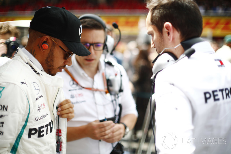 Lewis Hamilton, Mercedes AMG F1, habla con ingenieros en la grilla