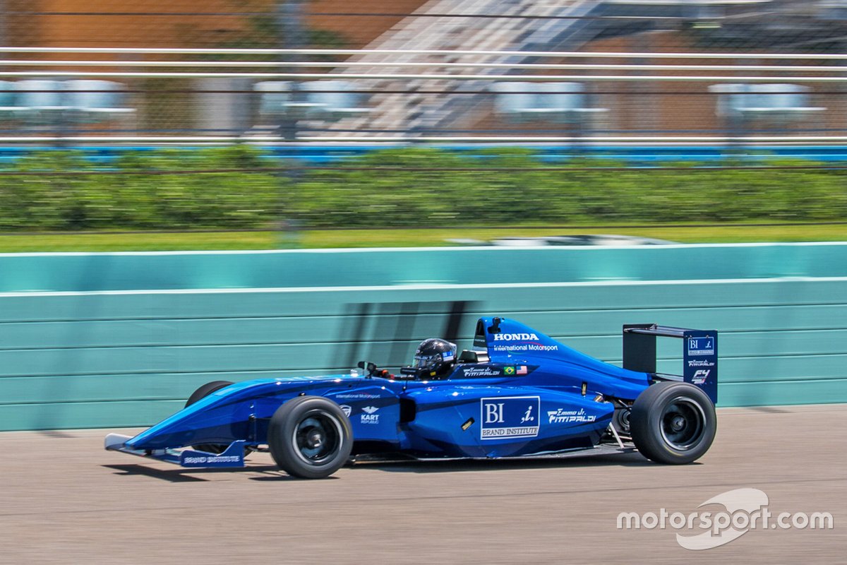 Emerson Fittipaldi Jr. saat menjalani sesi tes pribadi dengan mobil Formula 4