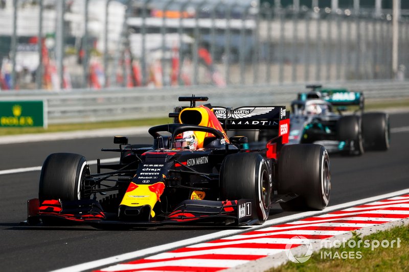 Max Verstappen, Red Bull Racing RB15, przed Lewisem Hamiltonem, Mercedes AMG F1 W10