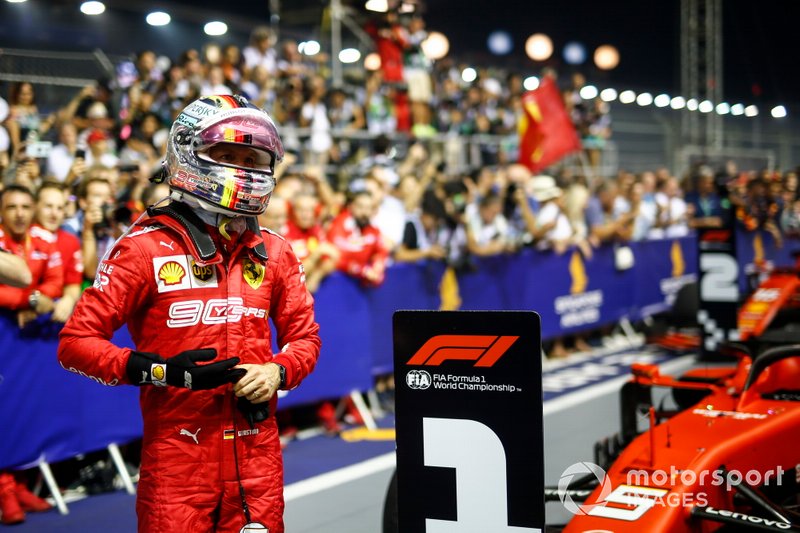 Sebastian Vettel, Ferrari, 1ª posición, celebra en el Parc Ferme