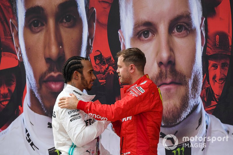 Себастьян Феттель, Ferrari, третє місце, вітає переможця Льюіса Хемілтона, Mercedes AMG F1