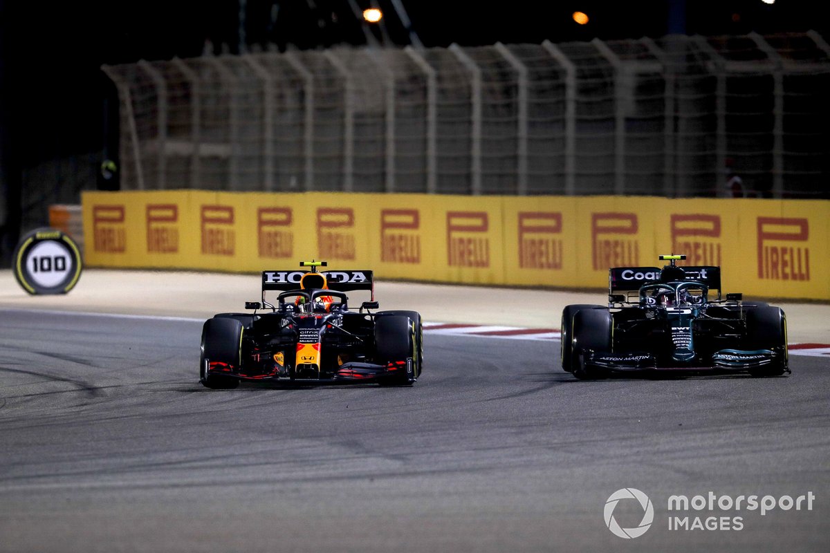 Sergio Perez, Red Bull Racing RB16B, se bat avec Sebastian Vettel, Aston Martin AMR21