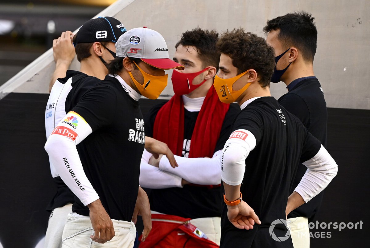 Carlos Sainz Jr., McLaren, berbicara dengan Lando Norris, McLaren, di grid