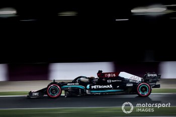 Hamilton pakt pole voor eerste GP van Qatar, Verstappen tweede