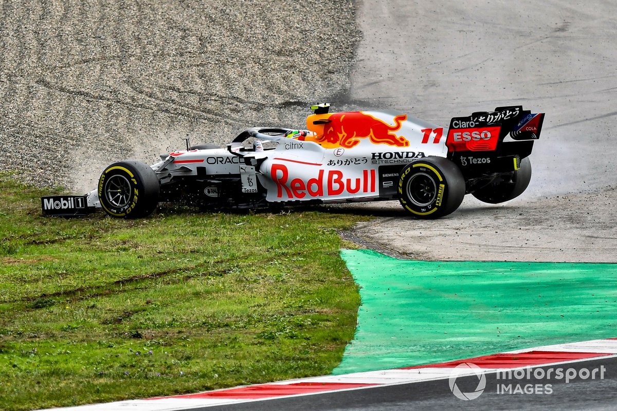 Sergio Pérez, Red Bull Racing RB16B, hizo un trompo en la Q2.