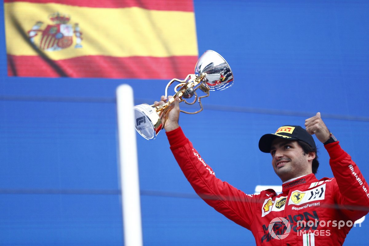 Carlos Sainz Jr., Ferrari, celebra en el podio.