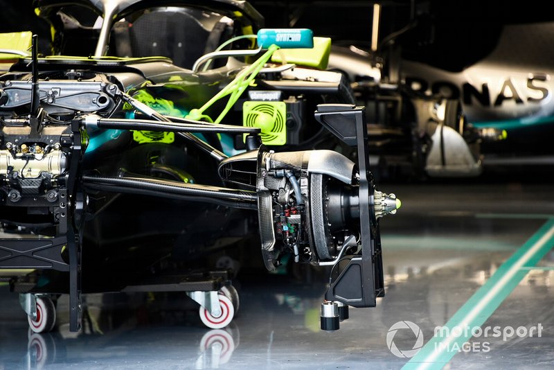 Mercedes W10: ecco la sospensione anteriore con il terzo elemento idraulico