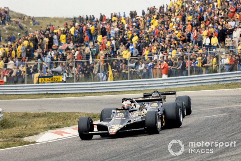 Mario Andretti vlak voor teamgenoot Ronnie Peterson.