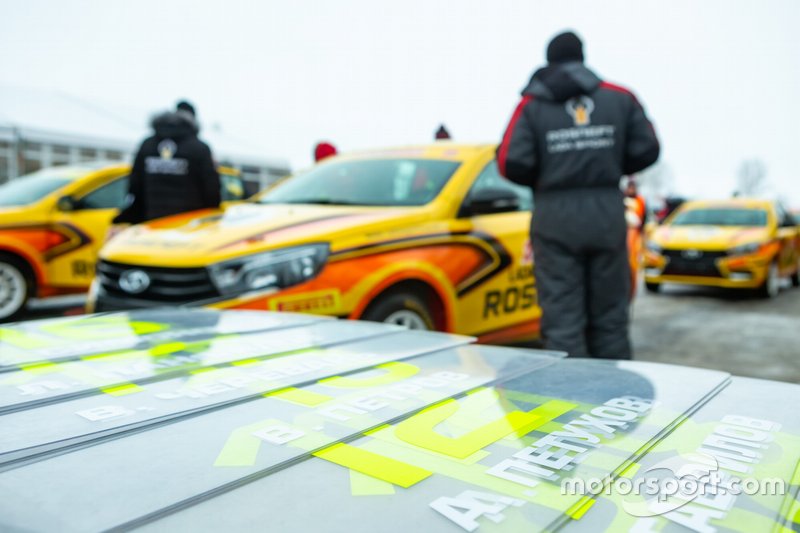Пластины из оргстекла крепятся под задние стекла и позволяют поменять «хозяина» машины за секунды