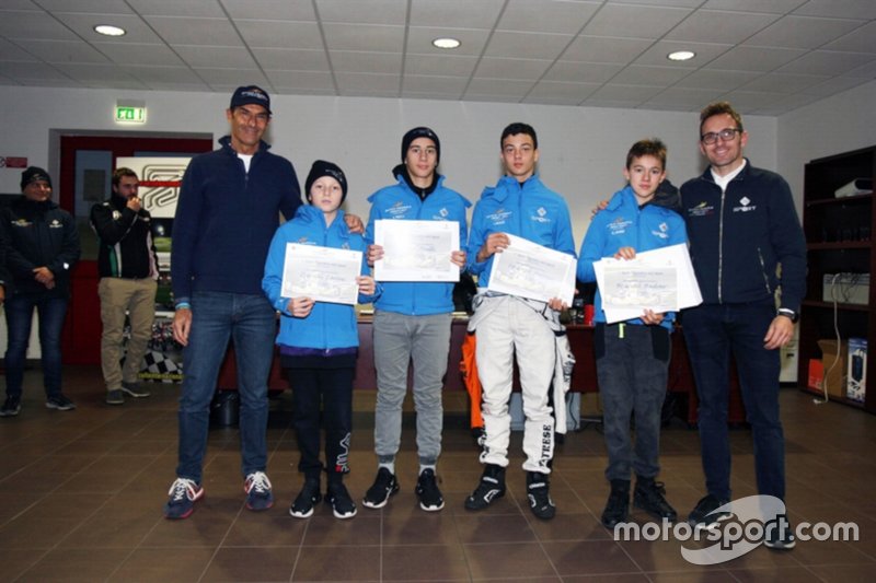 La consegna dell’attestato di partecipazione da parte di Emanuele Pirro a sinistra e Raffaele Giammaria a destra, ai quattro partecipanti del primo Stage Valutativo ACI Sport: al centro da sinistra i kartisti Davide Larini, Enzo Trulli, Lorenzo Patrese, Brando Badoer