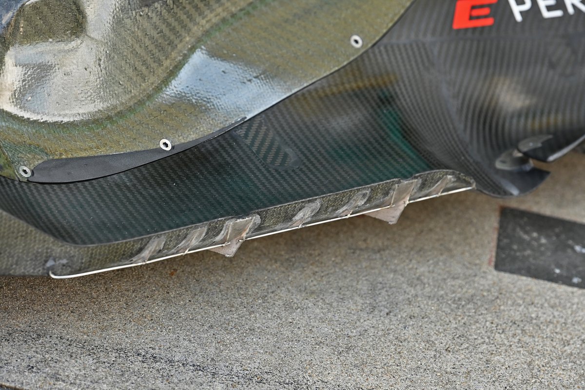 Dettaglio del fondo Mercedes W13 tagliato a Monza dei profili laterali