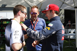 Stoffel Vandoorne, tercer piloto, McLaren F1 Team con Frank Montangy, Canal+ TV Presentador y Pierre
