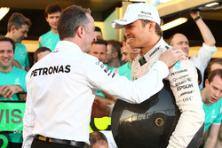 Переможець гонки - Ніко Росберг, Mercedes AMG F1 celebrates і технічний директор Mercedes AMG F1 Пад