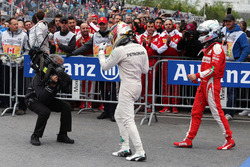 Winnaar Lewis Hamilton, Mercedes AMG F1 viert in parc ferme met Sebastian Vettel, Ferrari