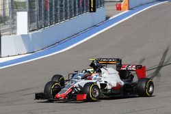 Romain Grosjean, Haas F1 Team VF-16 and Sergio Perez, Sahara Force India F1 VJM09