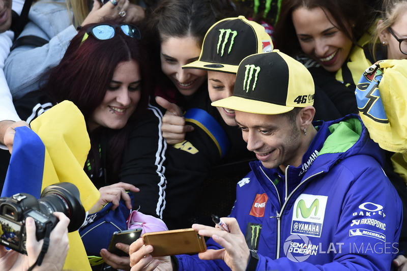 Valentino Rossi, Yamaha Factory Racing con sus fans