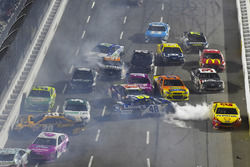 Massencrash auf der Ziellinie mit Matt Kenseth, Joe Gibbs Racing Toyota, Jimmie Johnson, Hendrick Mo