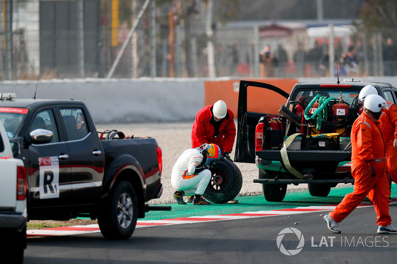 Fernando Alonso, McLaren MCL33, arka tekerleğini inceliyor