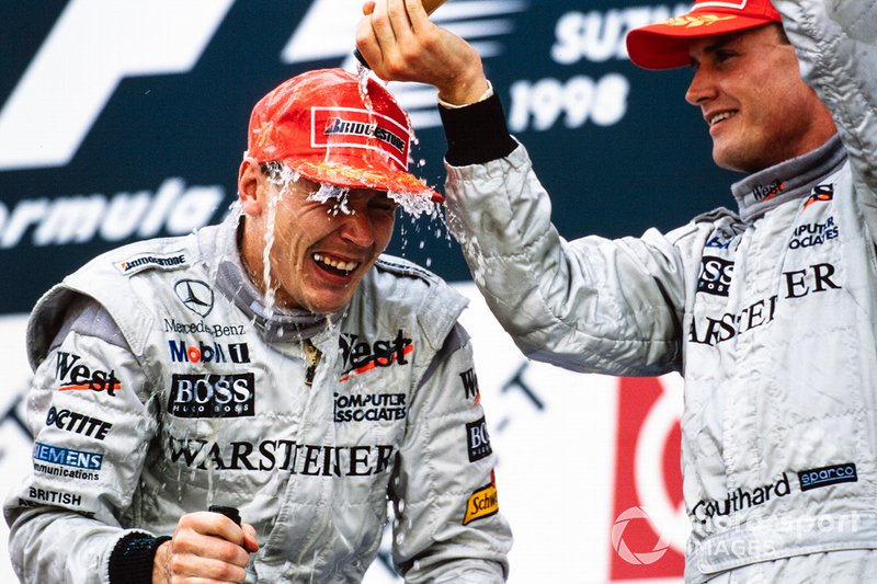 Podium: winnaar Mika Häkkinen, McLaren, derde David Coulthard, McLaren
