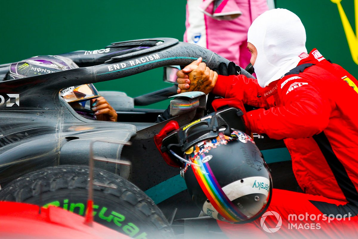 Le vainqueur Lewis Hamilton, Mercedes F1 W11 avec le troisième Sebastian Vettel, Ferrari