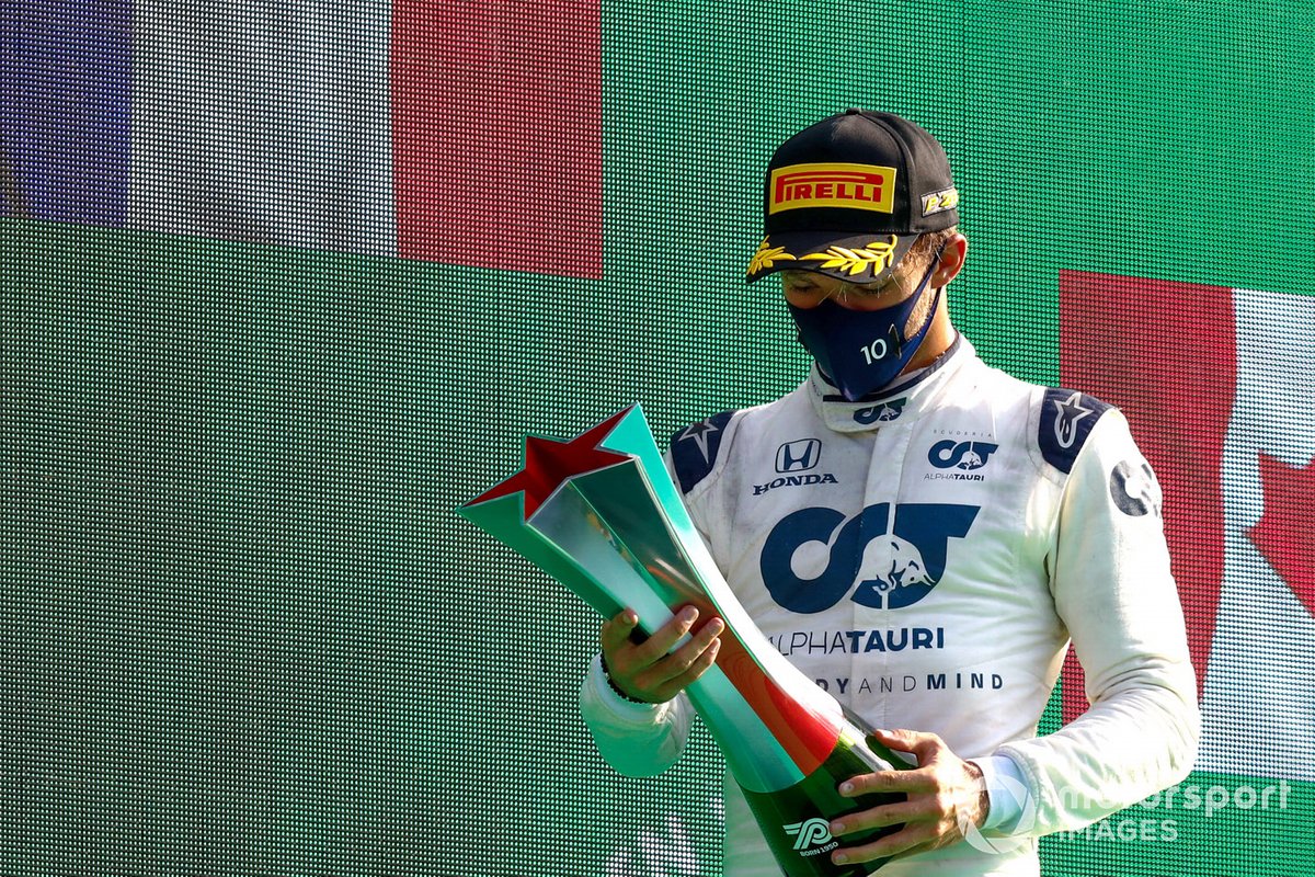 Pierre Gasly, AlphaTauri, 1st position, with his trophy
