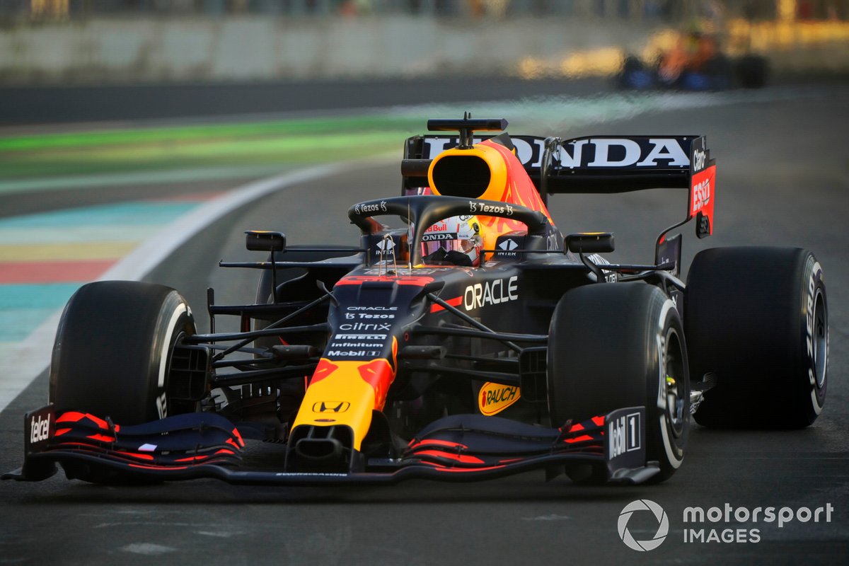 Max Verstappen, Red Bull Racing RB16B, terlihat kuat dan cepat dengan ban keras pada FP1 F1 GP Arab Saudi di Sirkuit Jeddah Corniche, Jumat (3/12/2021).
